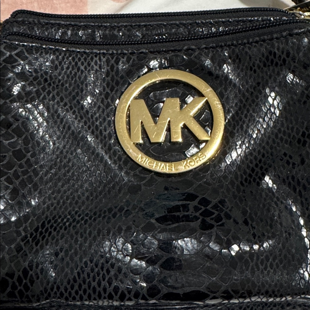Michael Kors Black shiny leather snake skin cross body purse gold hardware - Picture 3 of 14